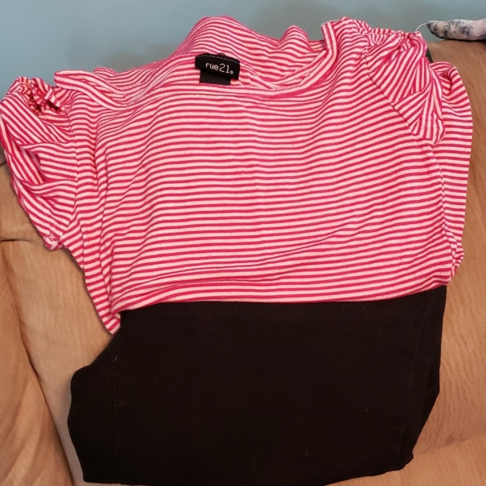 Rue 21 shirt and black pants💥